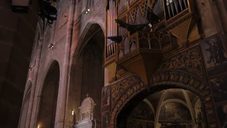 Schwenk-Von-Der-Decke-Der-Kathedrale-Zur-Wunderschönen-Orgel-Im-Heiligtum