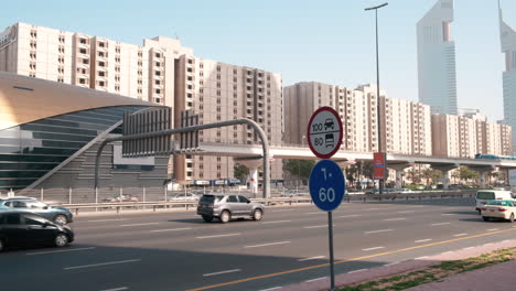 Tráfico-En-La-Calle-Sheikh-Zayed,-Tren-Del-Metro,-Dubai,-Cámara-De-Mano