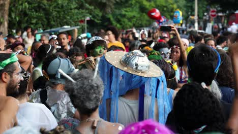 Grupo-De-Personas-Con-Disfraces-De-Carnaval-Bailando-Y-Celebrando-En-La-Calle.