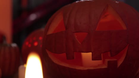 Gruselige-Dekoration-Für-Halloween-Mit-Geschnitzten-Kürbissen-Und-Kerzen