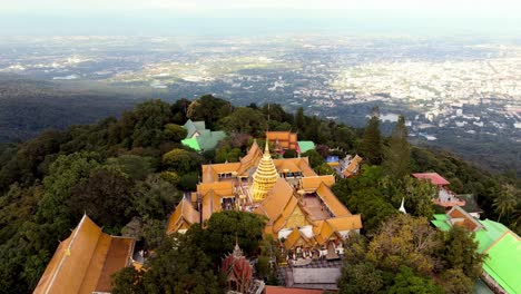 Imágenes-Aéreas-En-4k-Del-Famoso-Templo-De-Chiang-Mai,-Doi-Suthep-3