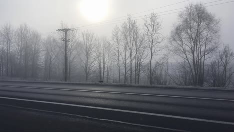 Starke-Smogverschmutzung,-Verschmutzte-Luft,-Große-CO2--Und-Andere-Emissionen,-Autos-Fahren-Auf-Nebligen-Straßen