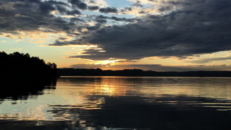 Silhouette-Von-Bäumen-Und-Landschaft-Am-Lake-Hartwell,-Erstaunlicher-Morgensonnenaufgang