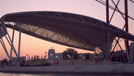 Gente-Caminando-Y-Trotando-En-El-Malecón-Al-Atardecer