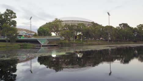 El-Estadio-De-Fútbol-De-Adelaida-Visto-Desde-El-Otro-Lado-Del-Río-Torrens