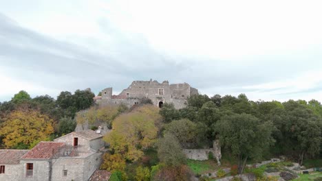 Aerial-rising-shot-of-the-antique-Chateau-de-Montlaur-with-fallen-walls