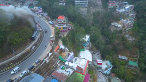 Paisaje-De-Darjeeling-Jardín-De-Té-Y-Bucle-Batasia-Vista-Aérea-De-Darjeeling-Y-Tren-De-Juguete-Darjeeling