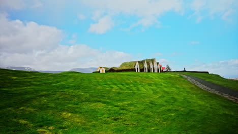 Traditionelle-Isländische-Häuser-Mit-Gras-Auf-Dem-Dach