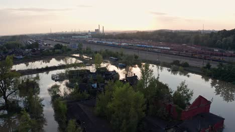 Vista-Aérea-De-Una-Estación-De-Tren-Inundada-Y-Una-Casa-En-Ruinas-En-Ostrava