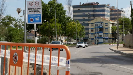 Señales-De-Advertencia-De-Circulación-Prohibida,-Rejillas-De-Protección-Contra-La-Pandemia-En-Las-Calles-Debido-Al-Coronavirus