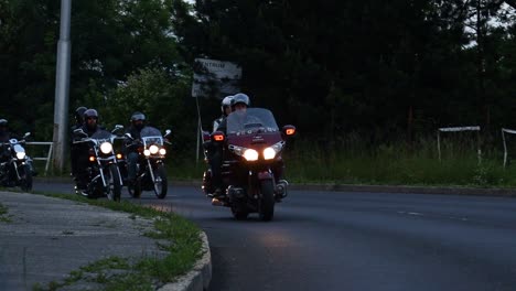 Toma-Cinematográfica-En-Cámara-Lenta-De-Un-Club-De-Motociclistas-De-Gira-Por-La-Carretera,-Eslovaquia