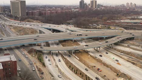 Eine-Luftaufnahme-Einer-Autobahnkreuzung-Mit-Fließendem-Stadtverkehr-An-Einem-Bewölkten-Sonntagnachmittag-Im-Winter