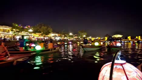 Bootsführer-Und-Bootsfrauen-Nehmen-Touristen-Und-Besucher-Mit-Auf-Eine-Abendliche-Tour-Auf-Dem-Fluss-Thu-Bon-In-Einem-Abschnitt-Der-Altstadt-In-Der-Stadt-Hoi-An,-Vietnam