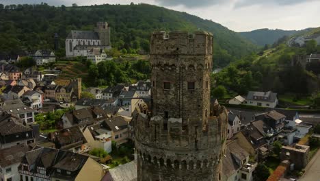 Drohne-Kreist-Um-Den-Turm-Der-Stadtmauer-Und-Enthüllt-Mittelalterliche-Befestigungsanlagen-Und-Sehenswürdigkeiten-In-Oberwesel,-Deutschland