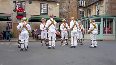 Los-Hombres-De-Rutland-Morris-Se-Presentan-En-El-Mercado-De-Uppingham,-Lugar-De-Música-Y-Bailes-Folclóricos-Con-Una-Variedad-De-Bailes-Folclóricos-Tradicionales.