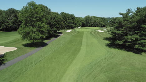 Luftflug-über-Fairway-Und-Sandbunker,-Loch-15,-River-Vale-Golfplatz