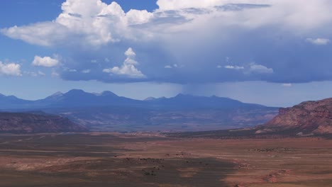 Colorado-Utah-Grenze-Luft-Drohne-Kreis-Parallaxe-Moab-Spanisches-Tal-La-Sal-Berg-Felsige-Berge-Straße-Telluride-Montrose-County-Sommer-Trocken-Redvale-Norwood-Regen-Gewitter-Wolken-Sonnig-