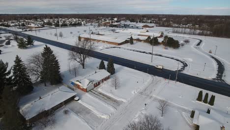 Ein-Sich-Langsam-Vorwärts-Bewegender,-Verschneiter-Winterflug-über-Ein-Typisches-Wohnviertel-In-Michigan