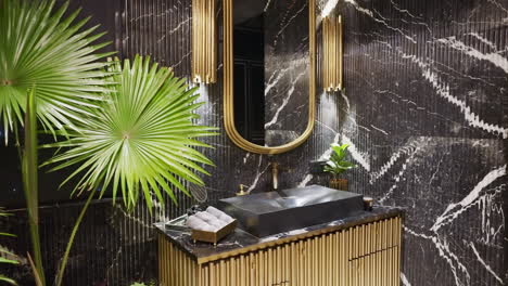 Elegante-Espejo-En-El-Interior-Del-Baño-Moderno-Con-Paneles-De-Mármol-Negro.