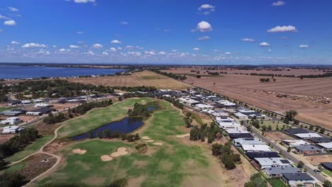 Luftaufnahme-über-Den-Black-Bull-Golfplatz-Mit-Neuen-Häusern-Und-Dem-Nahe-Gelegenen-Lake-Mulwala-In-Yarrawonga,-Victoria,-Australien