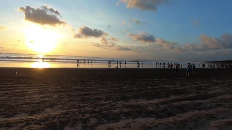 Spaziergang-Am-Strand-Entlang-Und-Den-Sonnenuntergang-In-Bali,-Indonesien,-Am-Abend-Im-Blauen-Himmel-Genießen