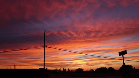 Zeitraffer-Eines-Atemberaubenden,-Wunderschönen,-Herrlichen-Sommersonnenuntergangs-In-Nordkalifornien,-Erstaunlicher-Goldener,-Orangefarbener,-Violetter-Und-Blauer-Himmel-Kurz-Nach-Einbruch-Der-Dunkelheit