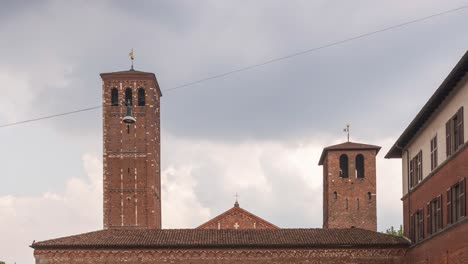 Zeitraffer-Des-Backsteingebäudes-Der-Kirche-Saint-Ambrogio-Mit-Glockentürmen,-Hof,-Bögen-An-Bewölktem-Tag,-Mailand,-Lombardei,-Italien