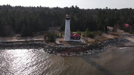 Video-De-Drones-4k-Del-Faro-De-Punto-Nítido-En-Michigan-Durante-El-Otoño