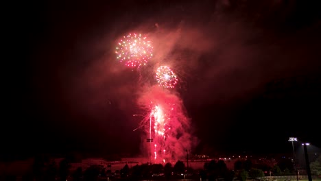 Wunderschönes-Helles-Feuerwerk-Am-Nachthimmel---Aufnahme-Aus-Niedrigem-Winkel