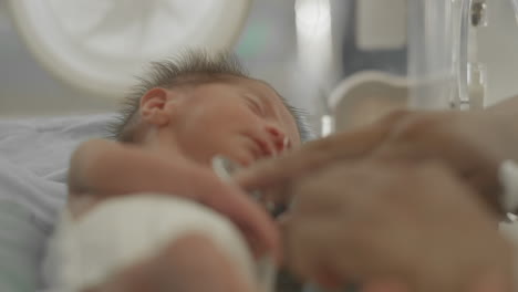 Close-Up-of-Newborn-in-Incubator