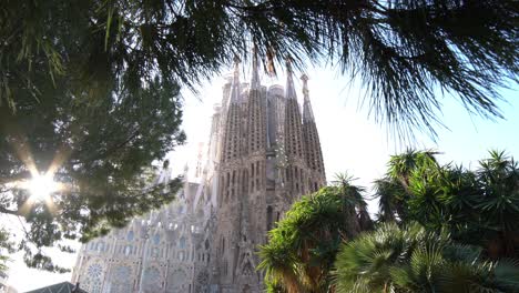 Leichte-Kamerafahrt-Vor-Der-Sagrada-Familia-Vom-Gegenüberliegenden-Park,-Barcelona