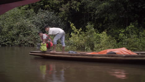 Jóvenes-Amazónicos-Arreglan-El-Motor-De-Su-Barco-En-Un-Día-Nublado