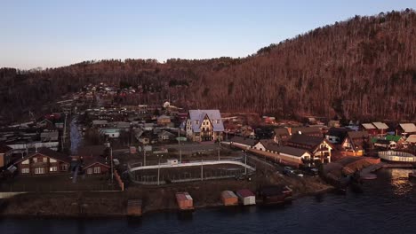 Pequeña-Ciudad-Siberiana-Con-Pálidos-Colores-Otoñales-En-Las-Orillas-Del-Lago-Baikal,-Rusia,-Fotografía-Panorámica