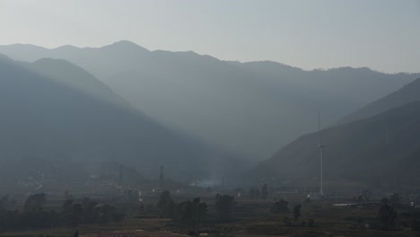 Sonnenstrahl,-Der-Auf-Eine-Windkraftanlage-Im-Tal-Von-Sichuan,-China-Scheint