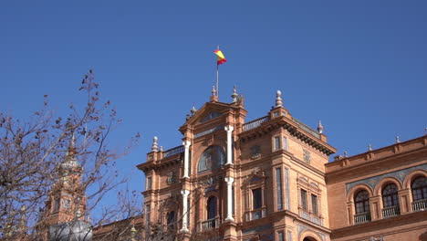 Spanische-Flagge-Weht-Auf-Historischem-Gebäude-An-Der-Plaza-De-Espana,-Sevilla