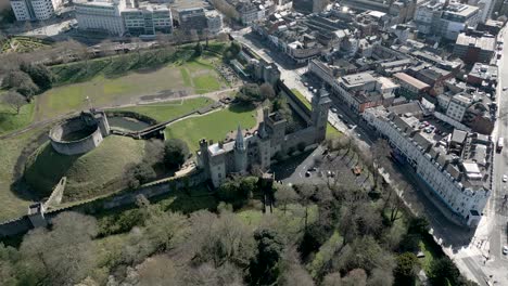 Panorama-Del-Centro-De-Cardiff-Con-Su-Famoso-Castillo-Medieval,-Gales,-Reino-Unido