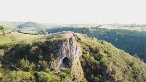 Gegen-Den-Uhrzeigersinn-Gedrehte-Drohnenaufnahme-Von-Thors-Höhle,-Ashbourne,-Peak-District-Bei-Sonnenuntergang