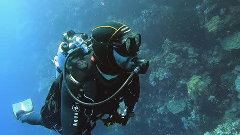 Taucher-Schwimmen-Mühelos-Entlang-Eines-Korallenriffs-Am-Great-Barrier-Reef-In-Neukaledonien