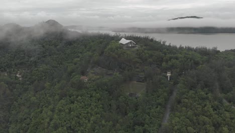 Die-Dramatische-Landschaft-Des-Hauses-Im-Dschungel,-Bedeckt-Von-Dichtem-Nebel,-Bergen-In-Den-Wolken-Und-Reisterrassen