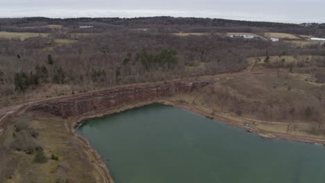 Vista-Aérea-Lenta-Del-Vuelo-De-Un-Dron-Sobre-El-Lago-En-Kinnekulle,-Suecia