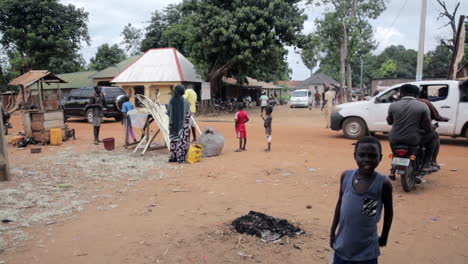 Filmando-La-Vida-Rural-En-Un-Pueblo-Nigeriano