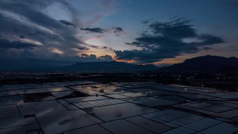 Hiperlapso-Aéreo-Que-Muestra-Nubes-En-Movimiento-Sobre-Campos-De-Sal-Durante-La-Hora-Dorada