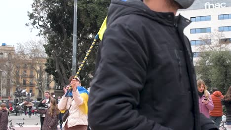 Niña-Ucraniana-Con-La-Bandera-De-Su-País-Como-Señal-De-Protesta-Contra-La-Agresión-Rusa