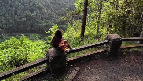 Mujer-Joven-Casual-Tocando-Música-Rural-Con-Su-Guitarra-En-Un-Paisaje-Natural