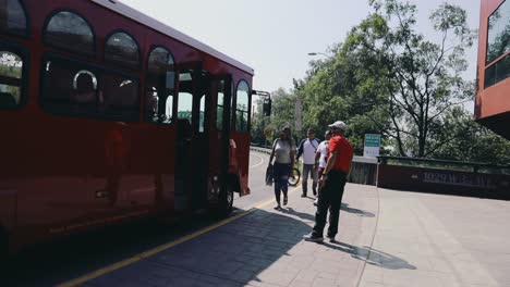 Pasajeros-Turistas-Subiendo-A-Un-Trolebús-Rojo-En-Anchorage