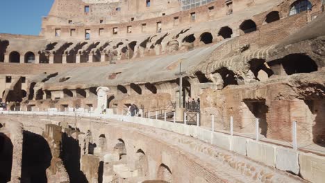 Vista-Panorámica-De-Las-Ruinas-Interiores-Del-Coliseo-Romano-En-Roma,-Italia