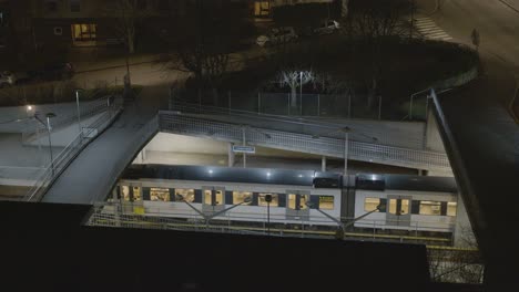 El-Metro-De-Oslo-Llega-A-La-Estación-Lambertseter-Por-La-Tarde-Y-Los-Pasajeros-Desembarcan-Mientras-El-Tren-Se-Pone-En-Marcha