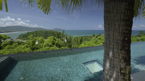 Swimmingpool-Im-Luxusresort-Mit-Meer-Und-Bergen-In-Phuket,-Thailand