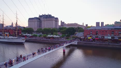 Luftaufnahme-Von-Puente-De-La-Mujer,-Frauenfußgängerbrücke-Voller-Touristen,-Buenos-Aires