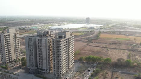 Se-Está-Llevando-A-Cabo-La-Obra-De-Construcción-De-Un-Gran-Edificio-En-La-Importante-Autopista-De-Conexión-De-La-Ciudad.